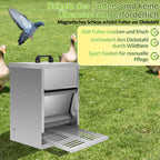 Trittbetriebener Hühnerfutterautomat mit abgedecktem Futterbehälter