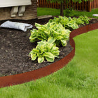 Metall Beetbegrenzung entlang von Gartenweg und Rasenfläche