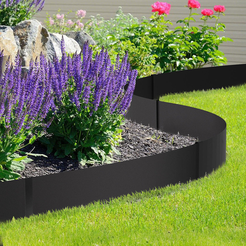 Metall Beetbegrenzung entlang von Gartenweg und Rasenfläche