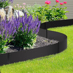 Metall Beetbegrenzung entlang von Gartenweg und Rasenfläche